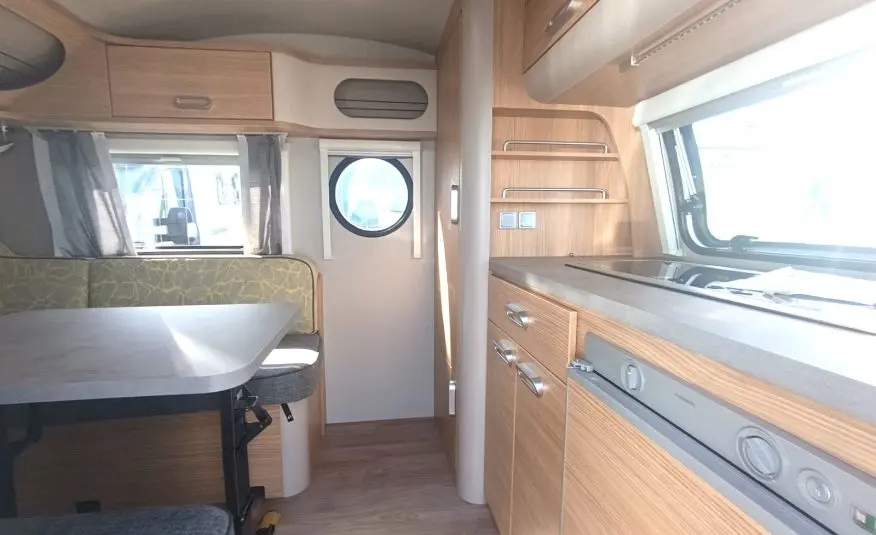 Interior de una caravana de menos de 750 kg