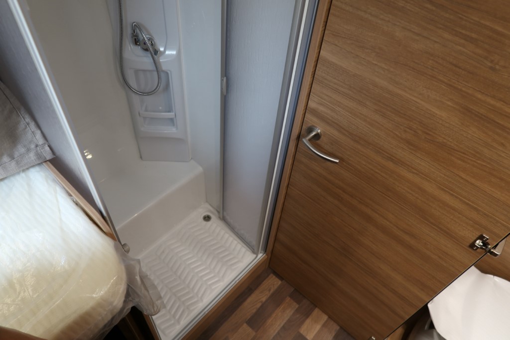 AUTOCARAVANA NUEVO WEINSBERG CARACORE 700 MEG