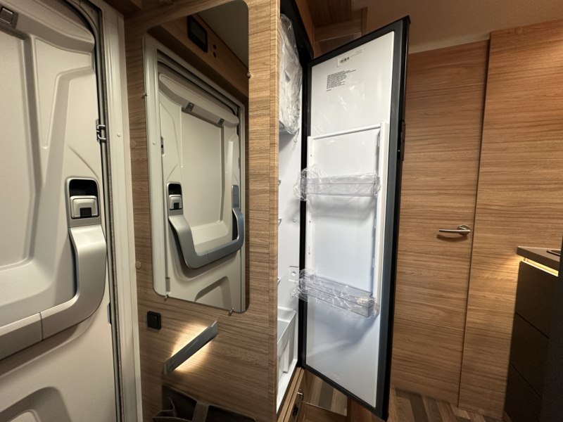 AUTOCARAVANA NOVA WEINSBERG CARACORE 700 MEG