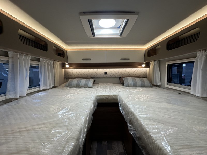 AUTOCARAVANA NOVA WEINSBERG CARACORE 700 MEG