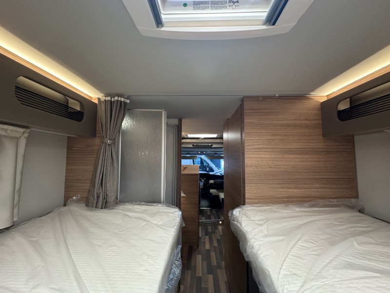 AUTOCARAVANA NOVA WEINSBERG CARACORE 700 MEG