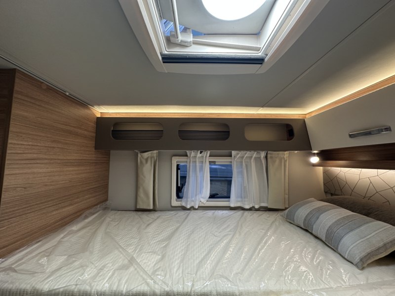 AUTOCARAVANA NOVA WEINSBERG CARACORE 700 MEG