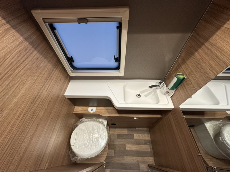 AUTOCARAVANA NOVA WEINSBERG CARACORE 700 MEG