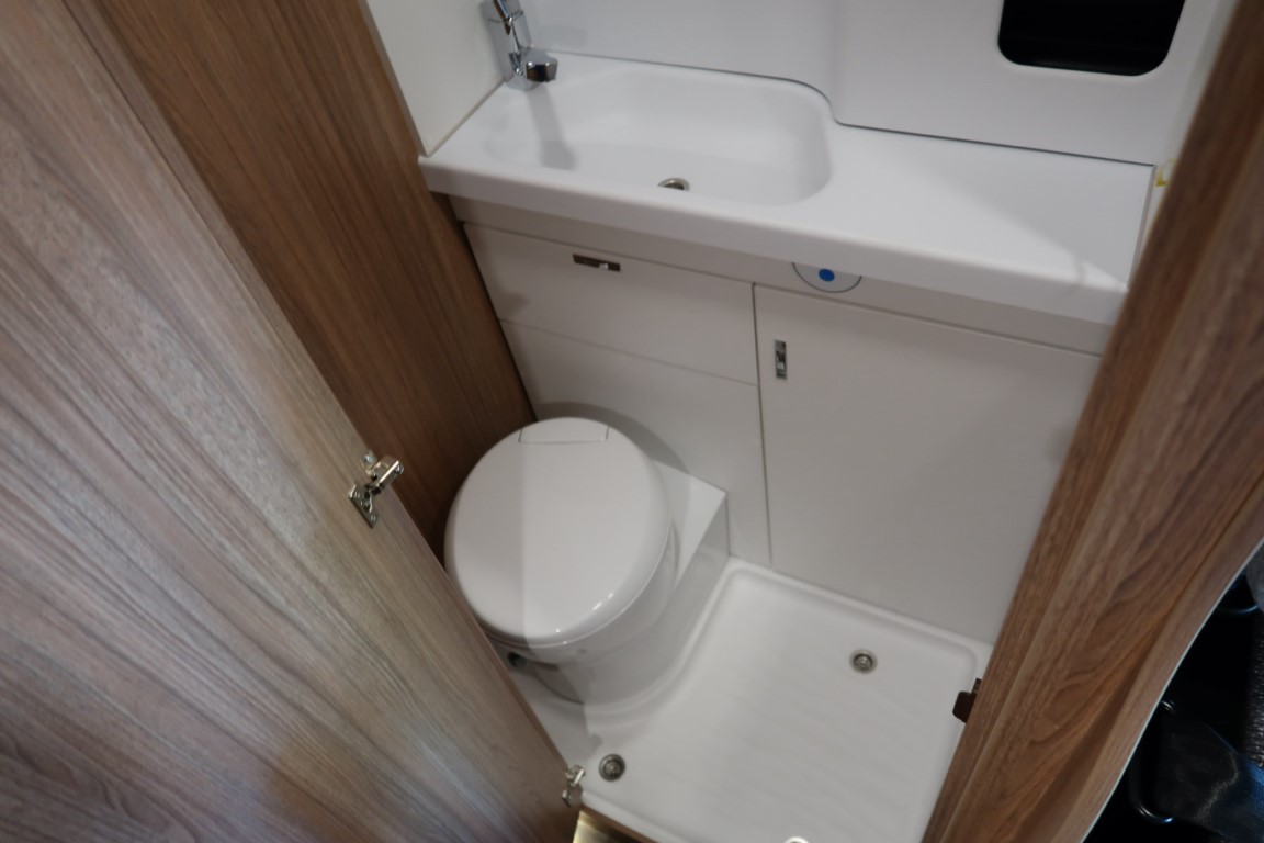 FURGONETA CAMPER NOVA WEINSBERG CARABUS 600 MQ EN FORD