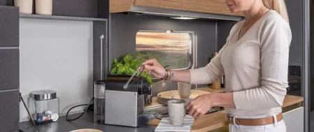 Consejos básicos para gestionar la energía al acampar con tu autocaravana, caravana o camper
