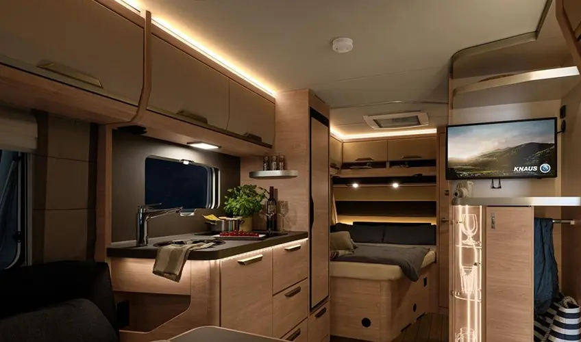 Interior de una autocaravana iluminada