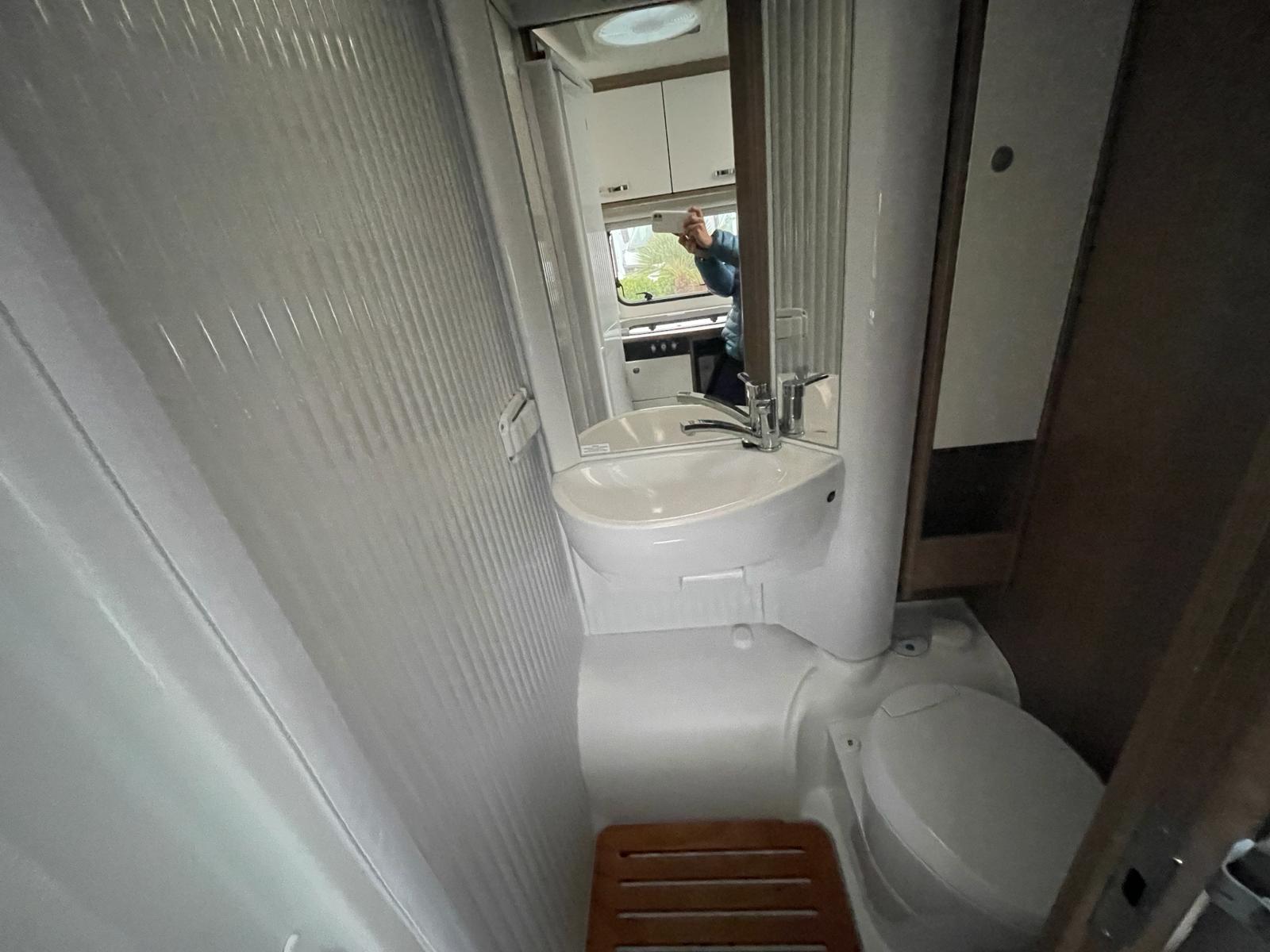 AUTOCARAVANA SEGONA MÀ CARADO V132