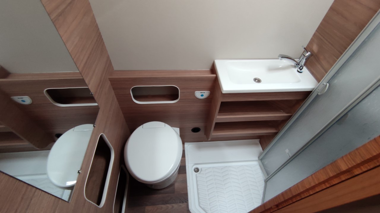 AUTOCARAVANA NOVA CAPUCHINA WEINSBERG CARAHOME 650 DG