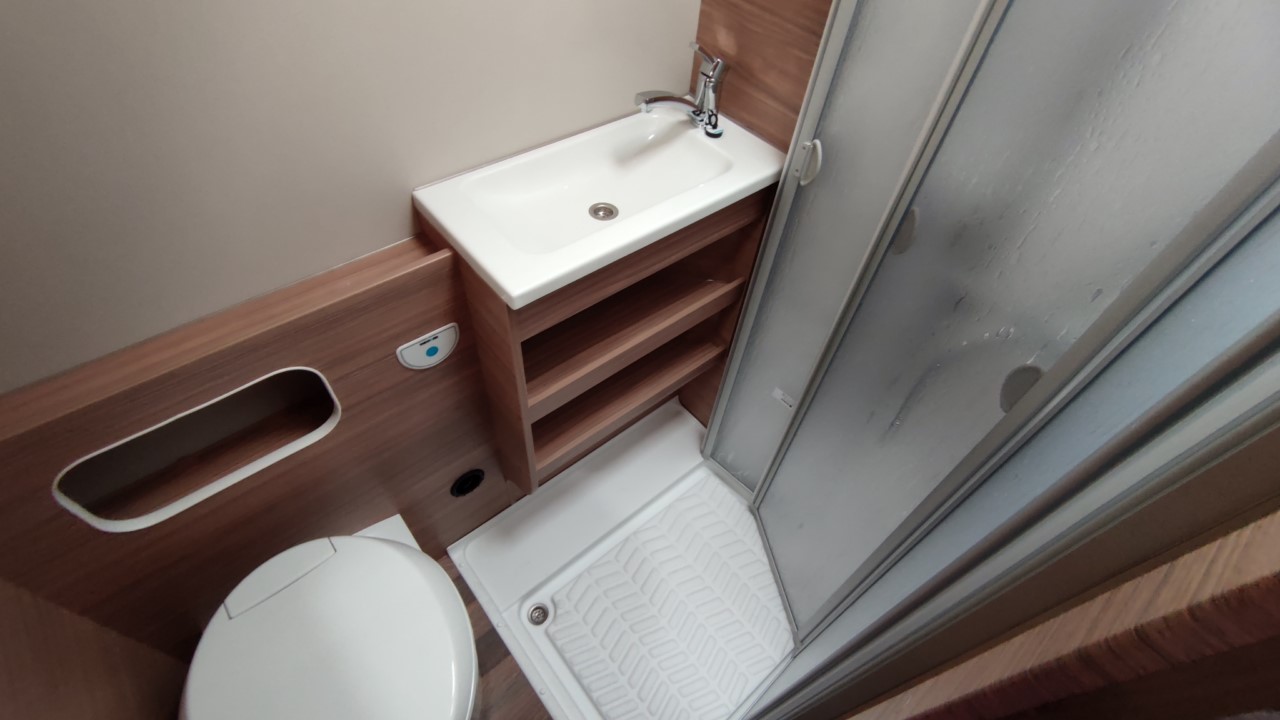 AUTOCARAVANA NOVA CAPUCHINA WEINSBERG CARAHOME 650 DG