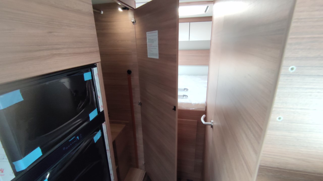 AUTOCARAVANA NOVA CAPUCHINA WEINSBERG CARAHOME 650 DG