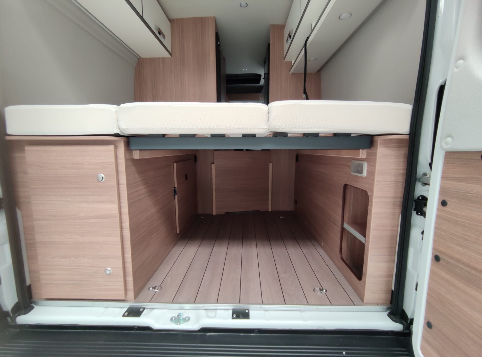 CAMPER SOSTRE ELEVABLE WEINSBERG CARABUS 600 MQ – KM. 0