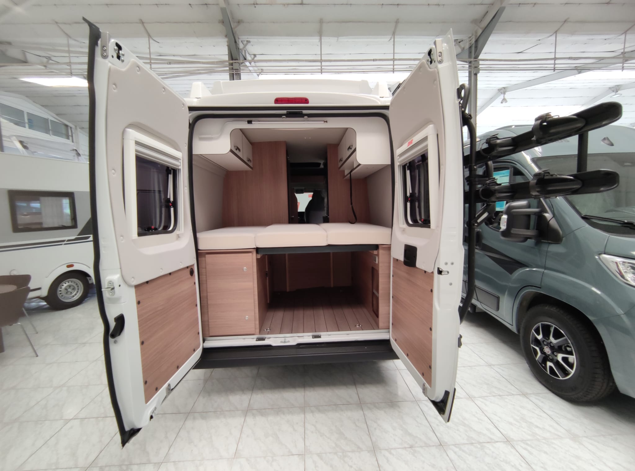 CAMPER SOSTRE ELEVABLE WEINSBERG CARABUS 600 MQ – KM. 0