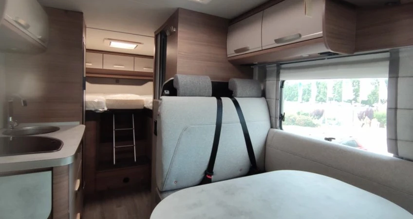 Foto del interior de una autocaravana de 5 plazas