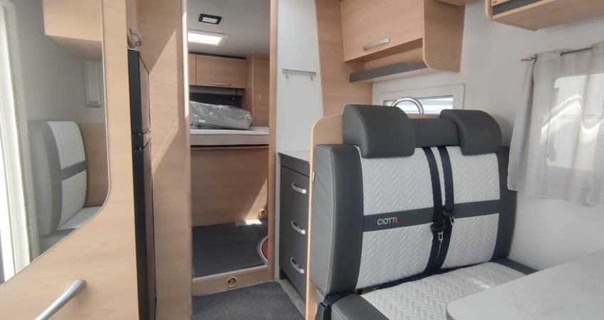 Foto del interior de una autocaravana de 6 plazas