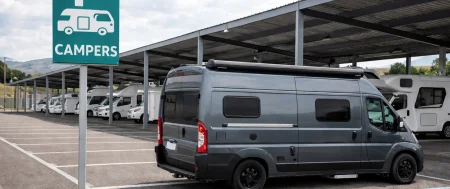 Parking para campers: dónde aparcar y guardar tu furgoneta con seguridad