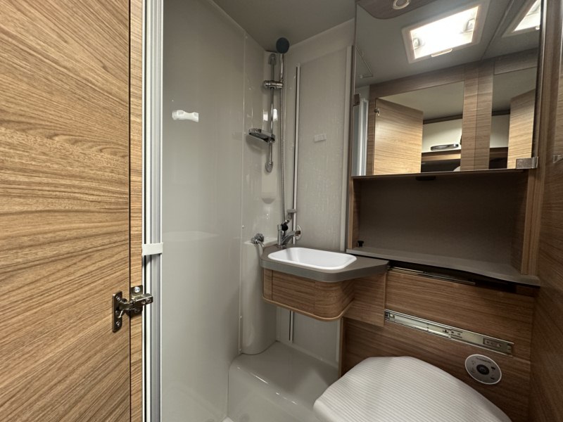AUTOCARAVANA WEINSBERG CARACOMPACT 640 MEG [EDITION PEPPER]